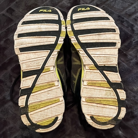 ⭐️3 FOR $12- Fila Sneakers - Picture 4 of 4